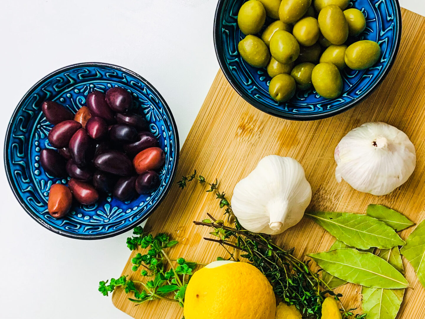 Eingelegte Griechische Oliven mit mediterranen Gewürzen — veggievi.de