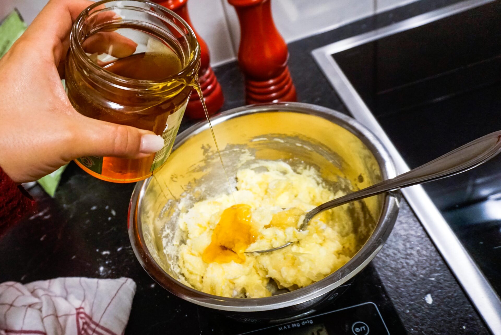 Honig-Walnuss-Kuchen mit Vanilleeis und Himbeersauce — veggievi.de Honig-Walnuss-Kuchen mit Vanilleeis und Himbeersauce — veggievi.de