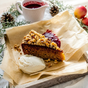honig-walnuss-kuchen mit Vanilleeis und Himbeersauce