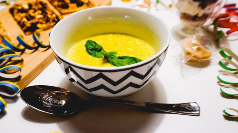 Sagenhafte Mais Lauch Suppe mit nur 3 Zutaten | vegan — veggievi.de Sagenhafte Mais Lauch Suppe mit nur 3 Zutaten | vegan — veggievi.de