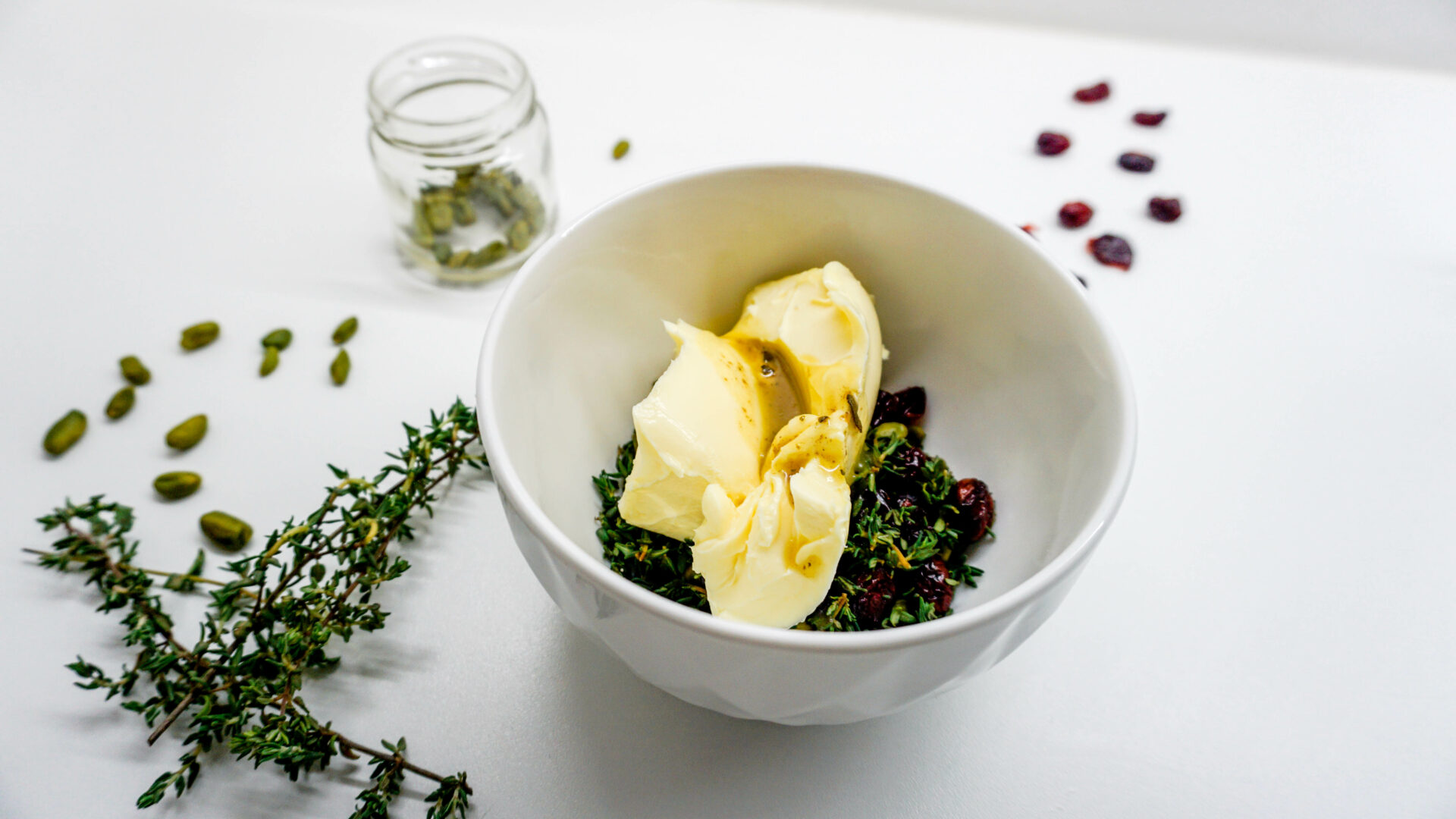 Süß salzige Cranberry Thymian Butter mit Pistazien — veggievi.de