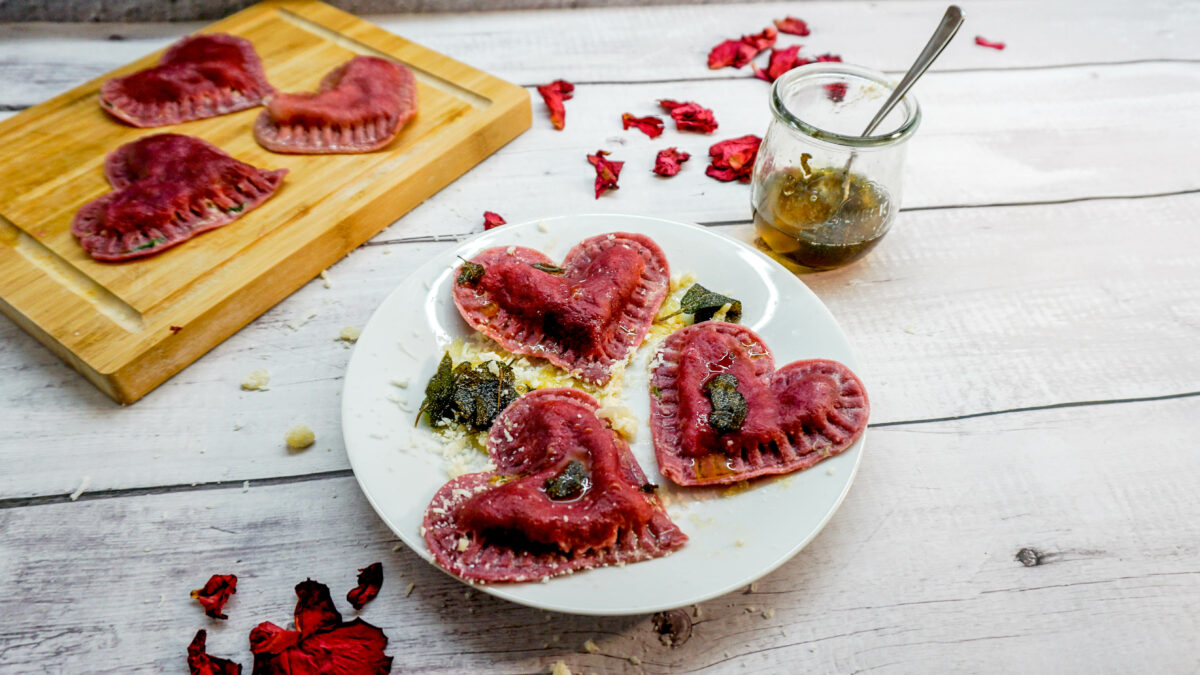 Rote Ravioli mit Ricotta Spinat Füllung und Salbeibutter