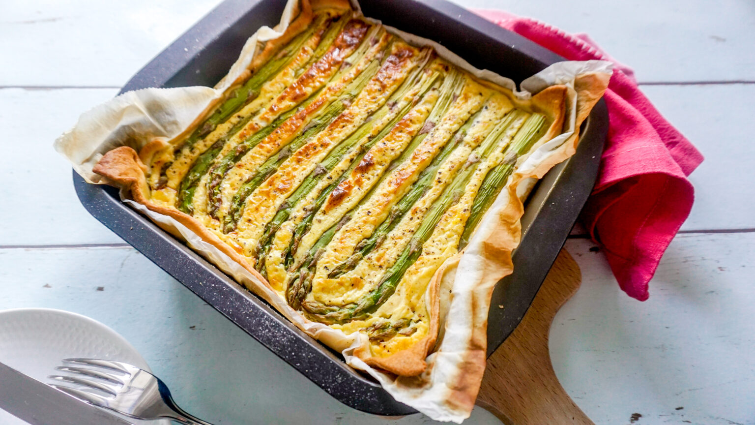 Frühlingshafte Tarte mit grünem Spargel und würzigem Feta — veggievi.de