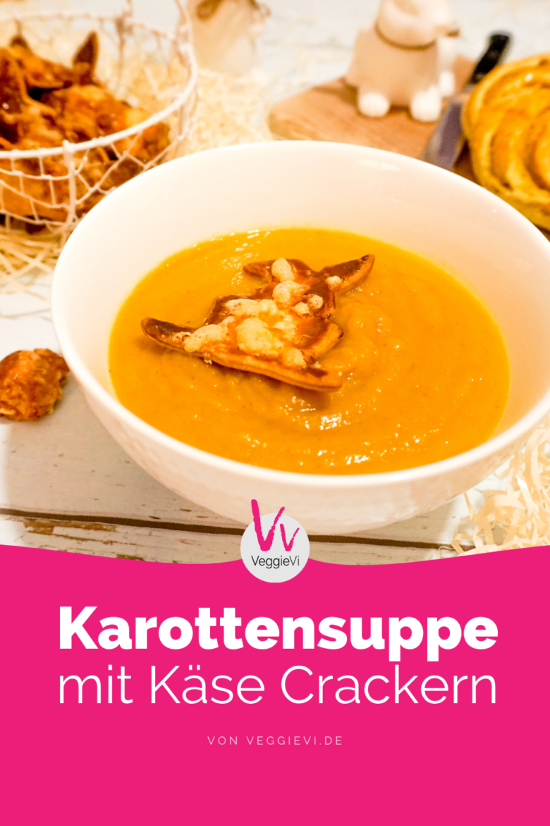 Cremige Karottensuppe mit knusprigen Käse Crackern — veggievi.de Cremige Karottensuppe mit knusprigen Käse Crackern — veggievi.de
