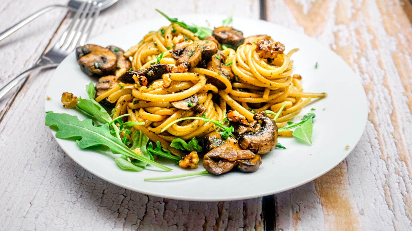 Schnelle Pasta mit Pilzen und karamellisierten Walnüssen | einfach ...