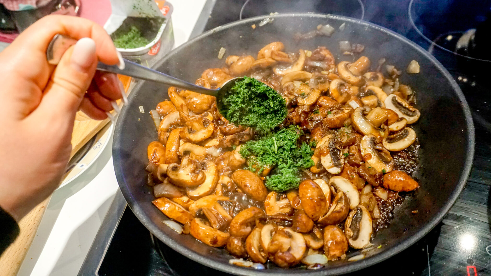 Schnelle Pasta mit Pilzen und karamellisierten Walnüssen | einfach ...