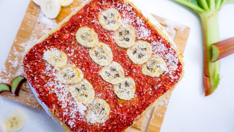 warmer Rhabarberkuchen mit Banane und Kokos