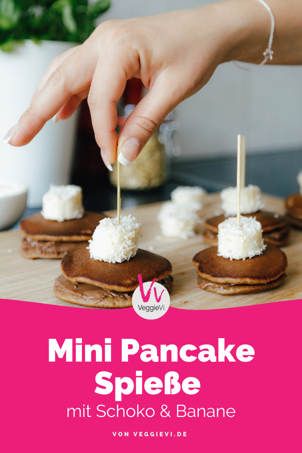 Süße Mini Pancake Spieße mit Schokolade und Banane — veggievi.de