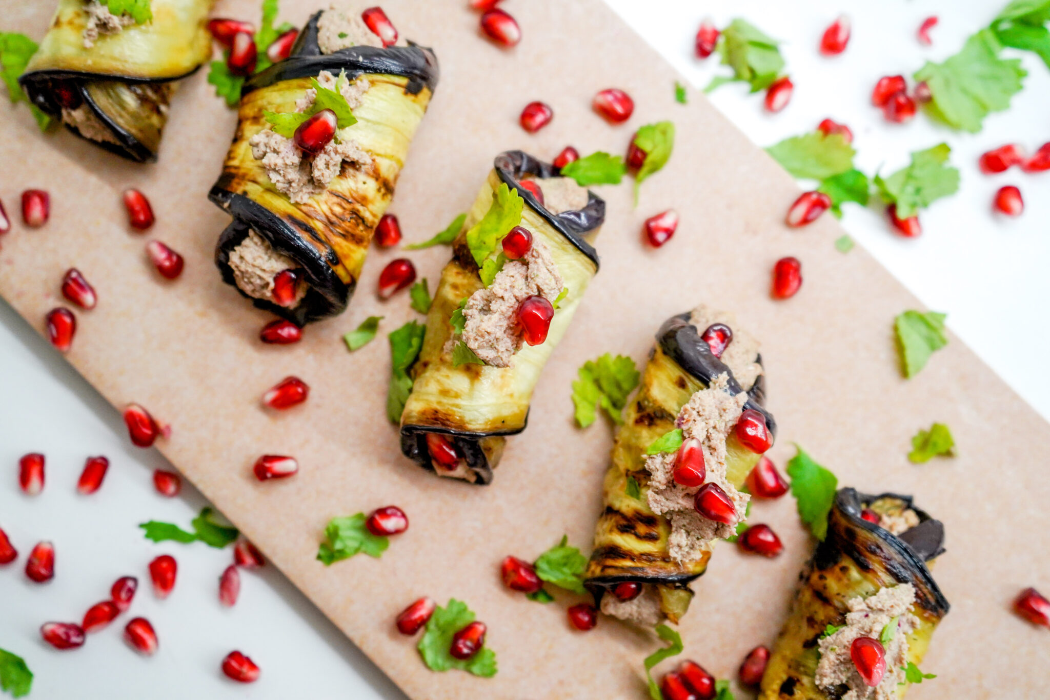 Gefüllte Auberginen-Röllchen mit pikanter Walnusscreme und Granatapfel ...