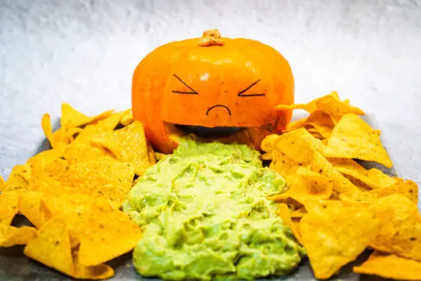 Kotzender Kürbis zu Halloween | Nachos mit Guacamole