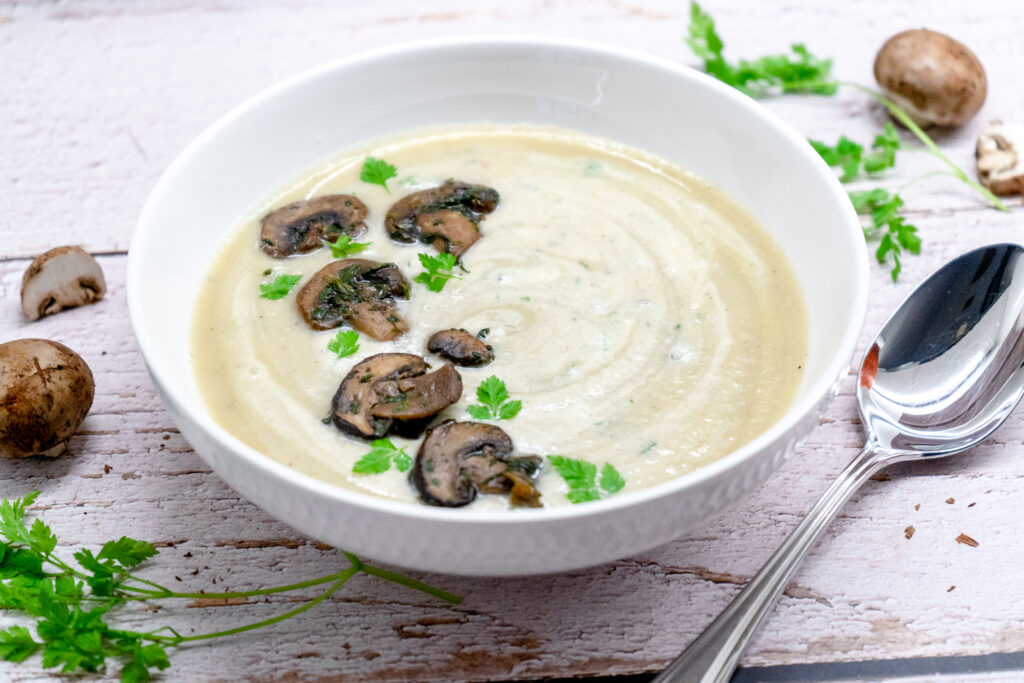 Cremige Schwarzwurzelsuppe mit Kräuterpilzen (vegan) — veggievi.de