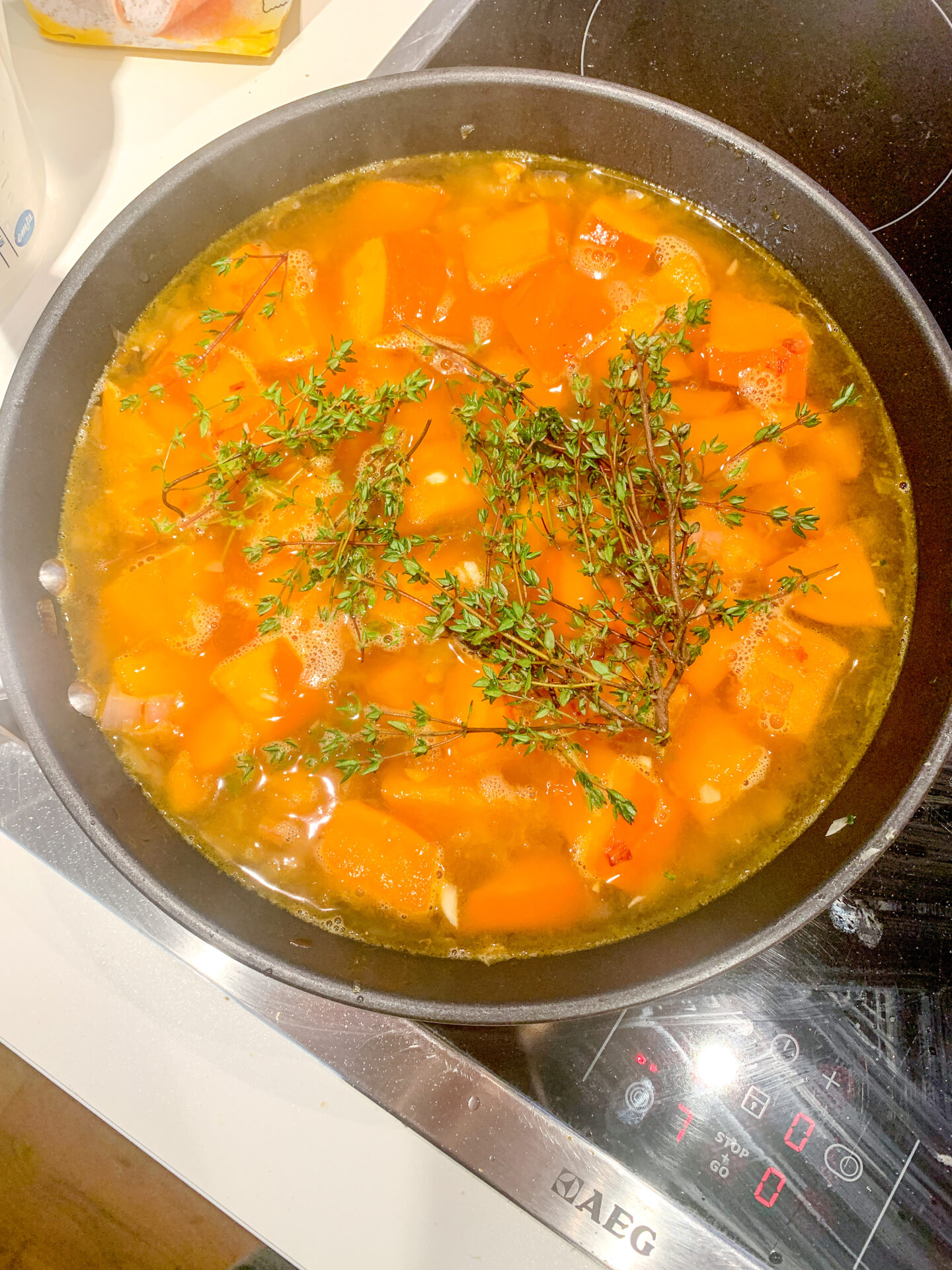 Rucola-Frischkäse-Tortellini mit Kürbis-Parmesan-Sauce und Ofengemüse ...