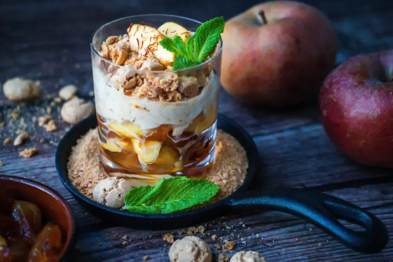 Israelisches Dessert: Karamellisierte Safran-Äpfel auf Vanille-Creme