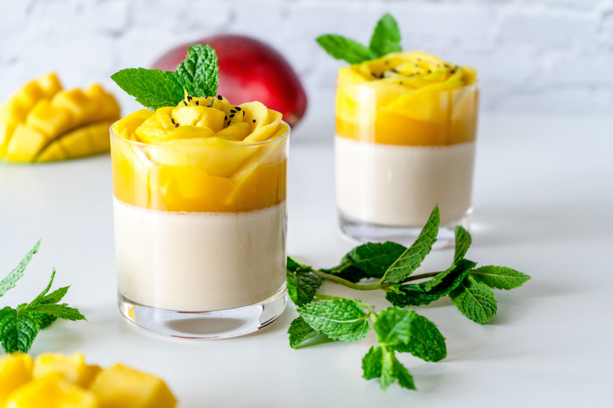 Vegane Kokos Panna Cotta mit Mangopüree