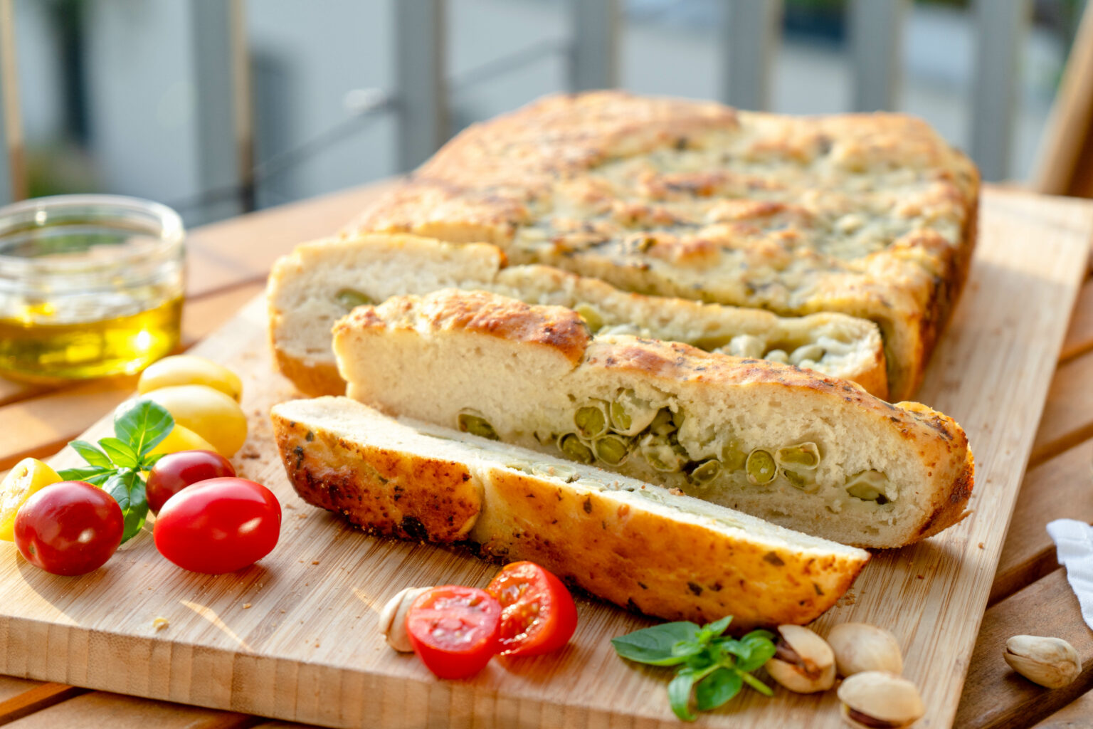 Gefüllte Focaccia mit grünen Bohnen, Zitrone und frischen Kräutern ...