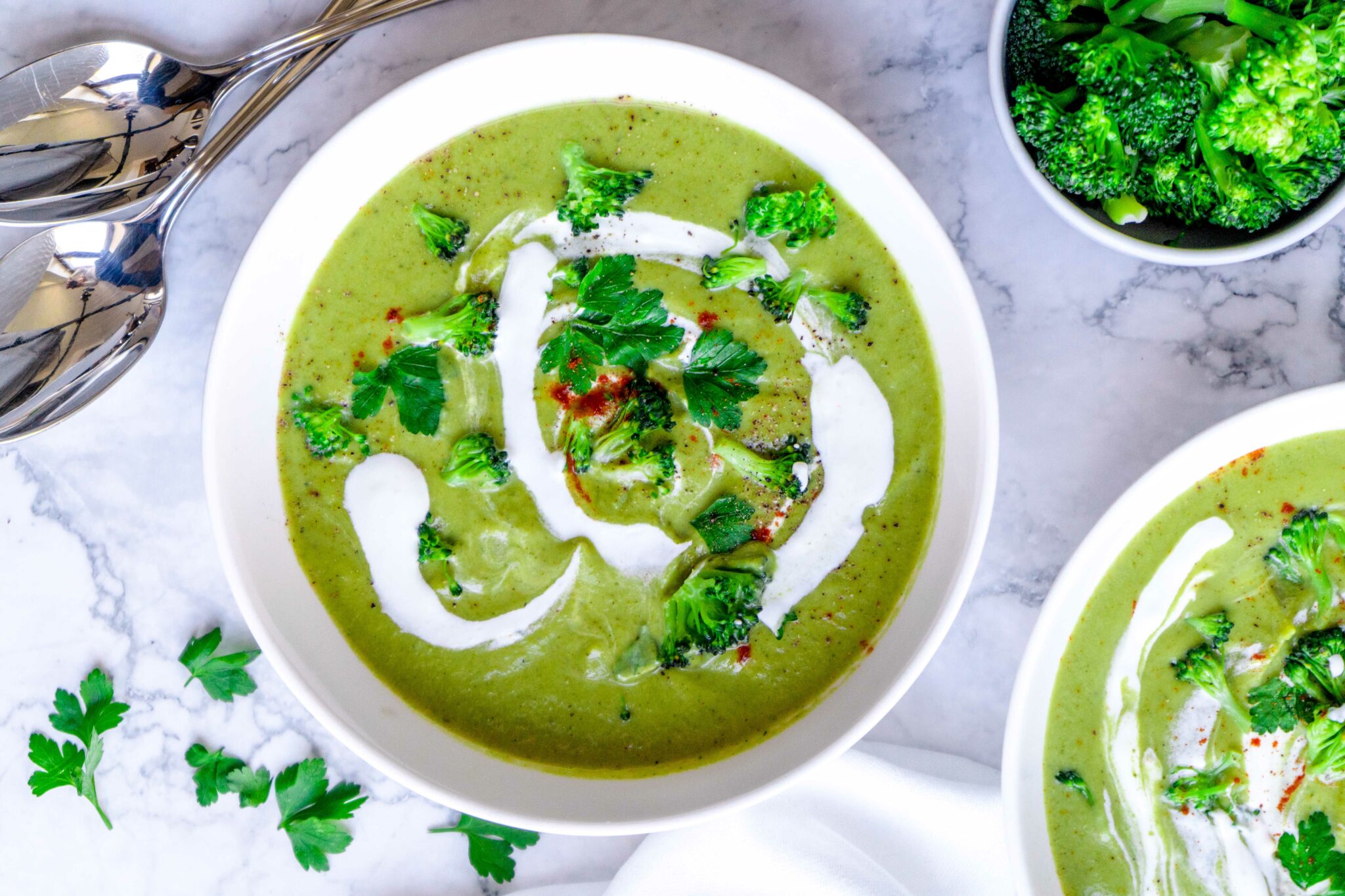 Einfaches Rezept für Brokkoli Creme Suppe — veggievi.de